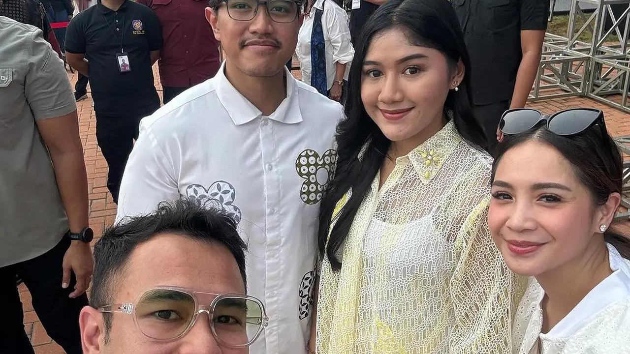 Pakai Sandal Rp30jutaan, Busana Erina Gudono Kena Kritik Saat Temani Kaesang Resmikan Pusat Usaha Kuliner