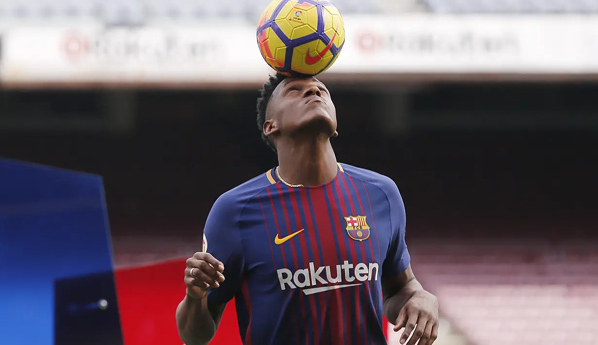 Bek anyar Barcelona, Yerry Mina mengontrol bola dengan kepalanya saat perkenalan dengan para fans Blaugrana di Stadion Camp Nou, Barcelona, Spanyol, Sabtu (13/1). Mina menerima kontrak berdurasi lima tahun hingga 2023. (Pau Barrena / AFP)