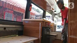 Pekerja menyelesaikan modifikasi mobil campervan di Bengkel Impro Campervan, Depok, Sabtu (14/11/2020). Pemilik bengkel mengatakan biaya modifikasi berkisar Rp50 juta hingga Rp200 juta itu mengalami peningkat permintaan sekitar 70 persen dari komunitas mobil campervan. (Liputan6.com/Herman Zakharia)