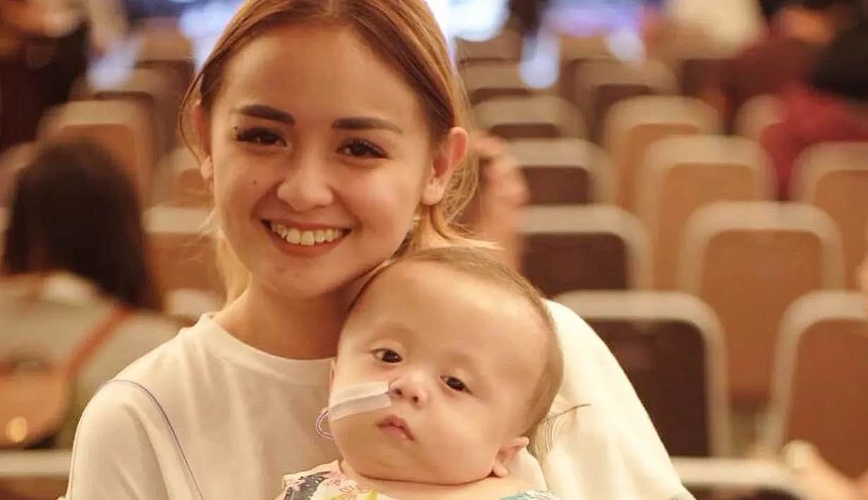 Biaya yang tidak sedikit harus dikeluarkan demi kesembuhan putrinya yang baru berumur beberapa bulan itu. Bahkan rela menjual mobil kesayangannya. (Instagram/joannaalexandra)