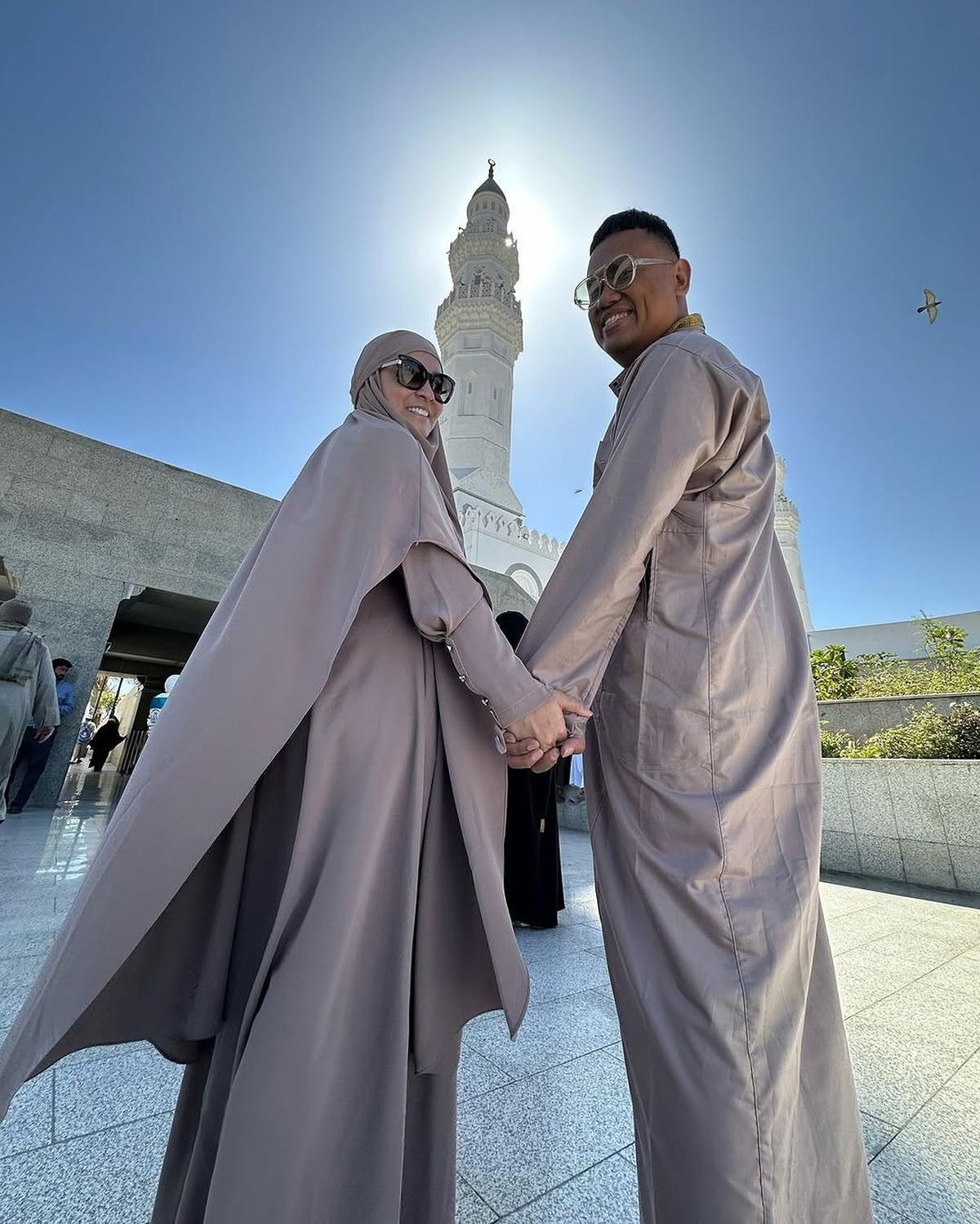 5 Potret Uya Kuya dan Astrid Jalani Umroh di Bulan Ramadhan, Perlihatkan Kemesraan