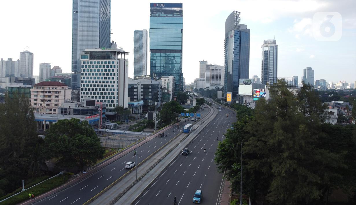 Foto udara kawasan Jalan Jenderal Sudirman, Jakarta, Minggu (3/5/2020). Pemprov DKI Jakarta telah menutup sementara 126 perusahaan yang melanggar Pergub Nomor 33 Tahun 2020 tentang Pelaksanaan Pembatasan Sosial Berskala Besar (PSBB) dalam Penanganan COVID-19. (Liputan6.com/Helmi Fithriansyah)