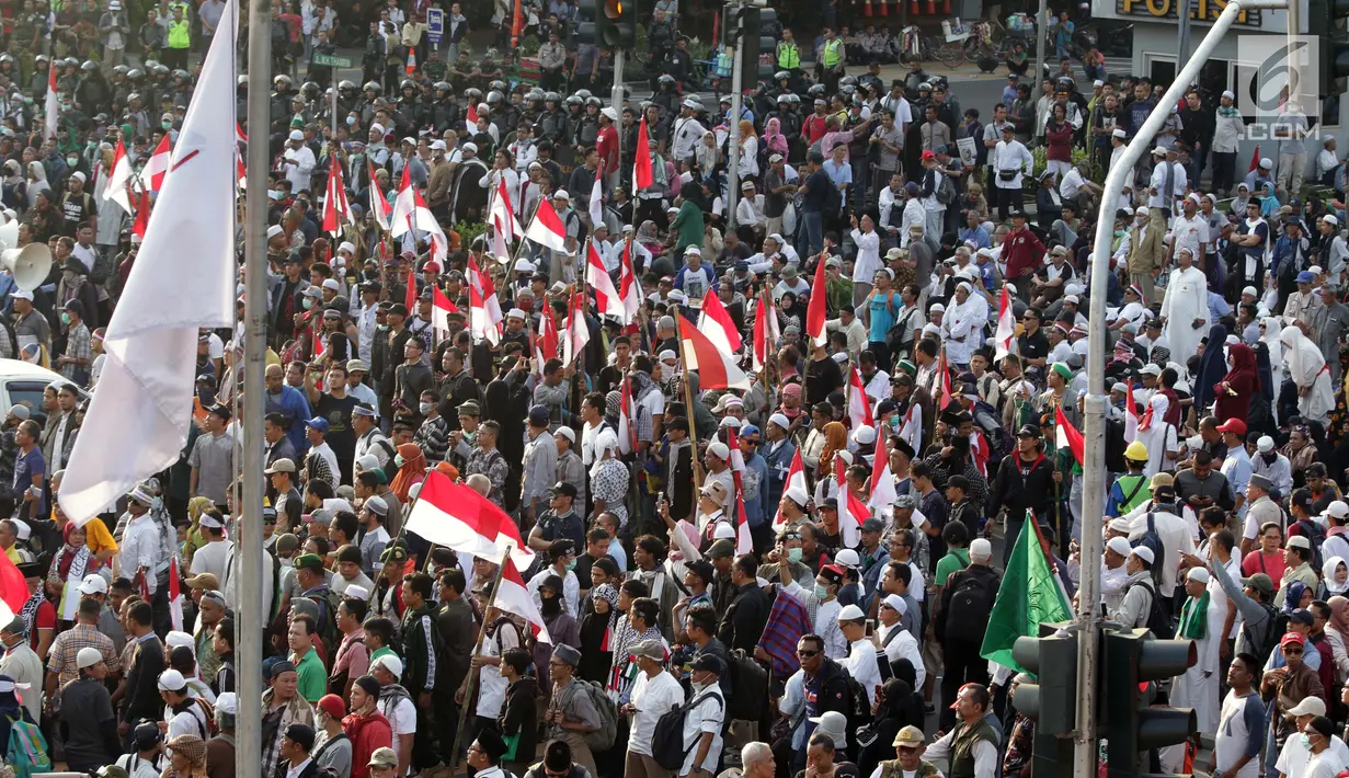 Peserta aksi massa Gerakan Nasional Kedaulatan Rakyat mengibarkan bendera Merah Putih saat melakukan unjuk rasa di depan Gedung Bawaslu, Jakarta, Selasa (21/5/2019). Mereka menolak hasil Pemilu 2019 yang dinilai banyak terdaopat kecurangan. (Liputan6.com/Helmi Fithriansyah)