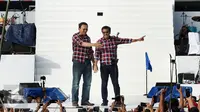 Cagub dan Cawagub Nomor Urut 2 Ahok-Djarot memberikan salam dua jari kepada ribuan pendukungnya saat "Konser Gue 2" di "ex golf driving range" Senayan, Jakarta, (4/2). (Liputan6/JohanTallo)