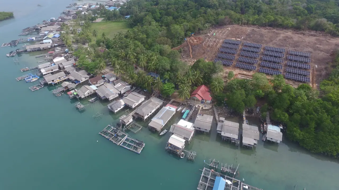 PLTS di Koperasi Desa/Kelurahan Merah Puti di Pulau Sembur (Foto: Pertamina NRE)