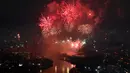 Kembang api menghiasi langit di Manila, Filipina, untuk memeriahkan perayaan Tahun Baru pada Minggu (1/1/2022). Saat pergantian tahun, orang akan beramai-ramai melihat pertunjukan kembang api di langit yang berwarna-warni dan saling bersahutan. (JAM STA ROSA / AFP)