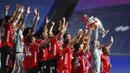 Kapten Bayern Munchen, Manuel Neuer, mengangkat trofi saat selebrasi juara Liga Champions di Stadion The Luz, Portugal, Senin (24/8/2020). Bayern Munchen berhasil menjadi juara usai menaklukkan PSG 1-0. (David Ramos/Pool via AP)