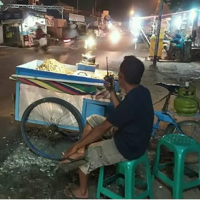 6 Potret Pedagang Bawa HT Ini Bikin Pembeli Bertanya-tanya, Bak Jadi Intel