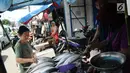 Warga sedang membeli ikan bandeng di kawasan Rawa Belong, Jakarta, Senin (4/2). Jelang tahun baru Imlek penjual Ikan bandeng menjamur di Jalan Rawa Belong dan dibanderol harganya mulai dari Rp 50.000 per kilogram. (Liputan6.com/Herman Zakharia)