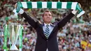  Mantan pelatih Liverpool, Brendan Rodgers disambut meriah oleh para fans Celtic FC di stadion Celtic Park, Skotlandia, (23/5). Brendan Rodgers resmi ditunjuk untuk menjadi manajer juara Liga Skotlandia 2015/2016 tersebut. (Reuters / Russell)