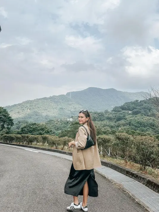 Lewat akun Instagramnya, Audi Marissa membagikan sederet OOTD-nya selama di kampung halaman sang suami tersebut. Pilihan outfitnya yang selalu stylish, banjir pujian dari netizen. [@audimarissa]