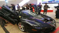 Ferrari meluncurkan mobil khusus edisi ulang tahun di International Convention Center, BSD, Kamis (20/4/2017). (Bola.com/Andhika Putra)