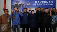 Watimpres RI dan Majelis Tinggi Partai Nasdem, Jan Darmadi (kedua kiri) bersalaman dengan para pejabat Nasdem lainnya dalam acara Pembukaan Rakernas dan Konsolidasi Tani Nasdem di Kantor DPP Partai Nasdem, Jakarta, (29/1). (Liputan6.com/JohanTallo)