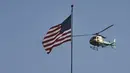 Helikopter Sheriff Los Angeles County terbang di atas sebuah van di Torrance, California, Minggu, 22 Januari 2023. Penembakan massal terjadi di studio dansa ballroom pada Sabtu malam di tengah perayaan Tahun Baru Imlek di komunitas Monterey yang didominasi orang Asia-Amerika Taman.  (AP/Damian Dovarganes)