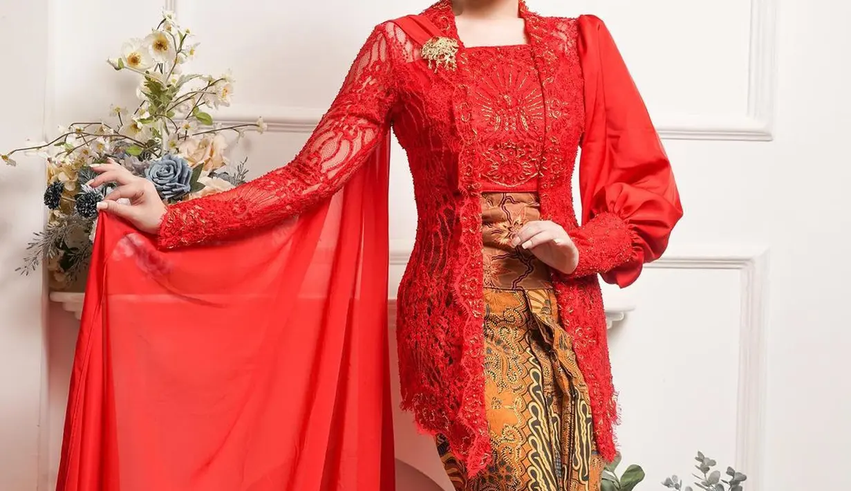 Tina Toon kenakan kebaya kutubaru yang dipadukan dengan puffy sleeve. Memadukan konsep klasik modern dalam satu tampilan [@tinatoon101]