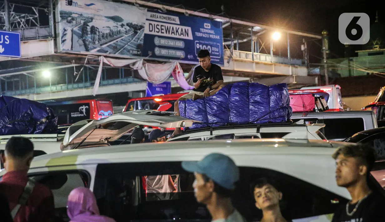 Tinggi volume kendaraan yang akan menyeberang ke pulau Sumatera menyebabkan kemacetan panjang. (Liputan6.com/Faizal Fanani)