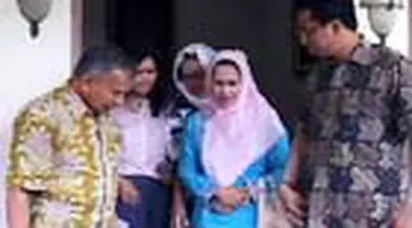 Herawati, istri Susno Duadji terus berjuang mencari dukungan bagi suami. Ia pun menemui mantan Ketua MPR Amien Rais di rumahnya. 