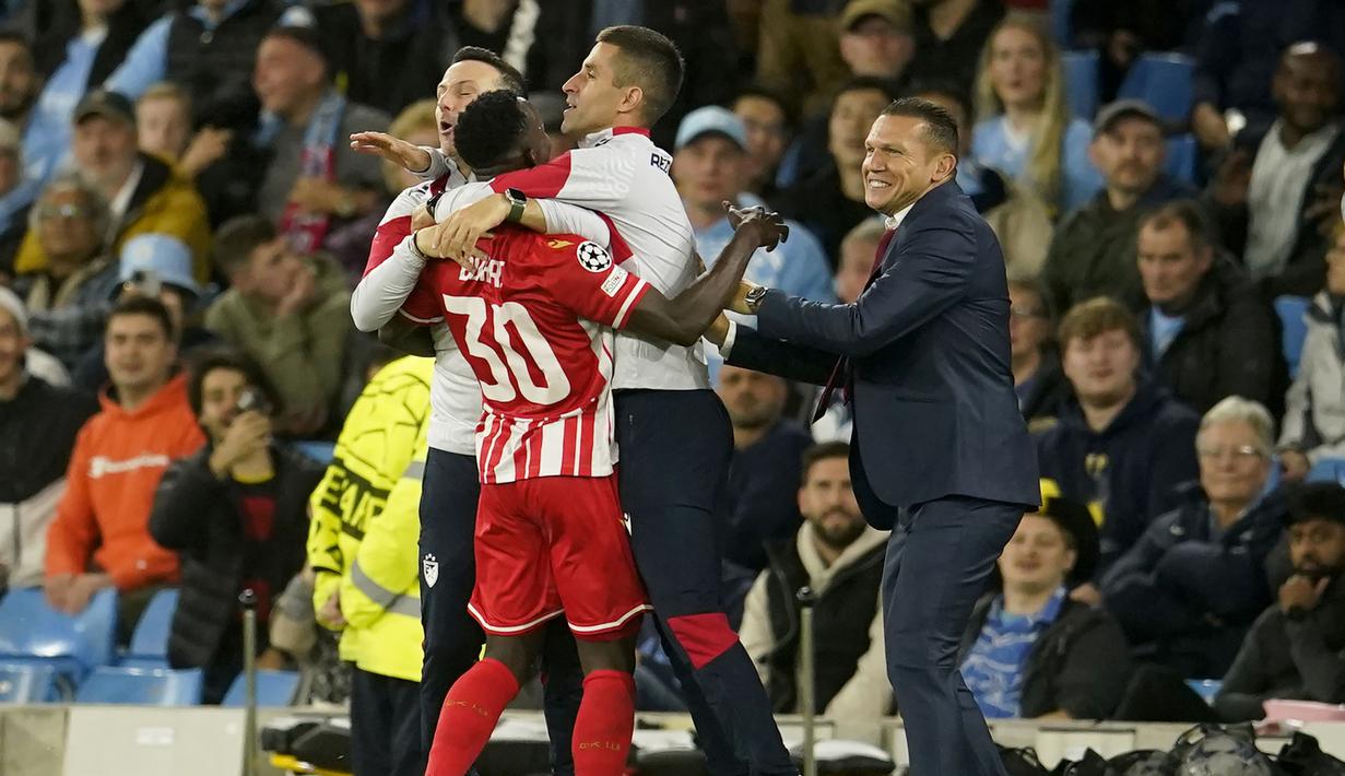 Selebrasi striker Red Star Belgrade, Osman Bukari bersama tim ofisial dan pelatih Barak Bakhar setelah mencetak gol ke gawang Manchester City pada laga matchday pertama Grup G Liga Champions 2023/2024 di Etihad Stadium, Manchester, Rabu (20/9/2023) dini hari WIB. (AP Photo/Dave Thompson)