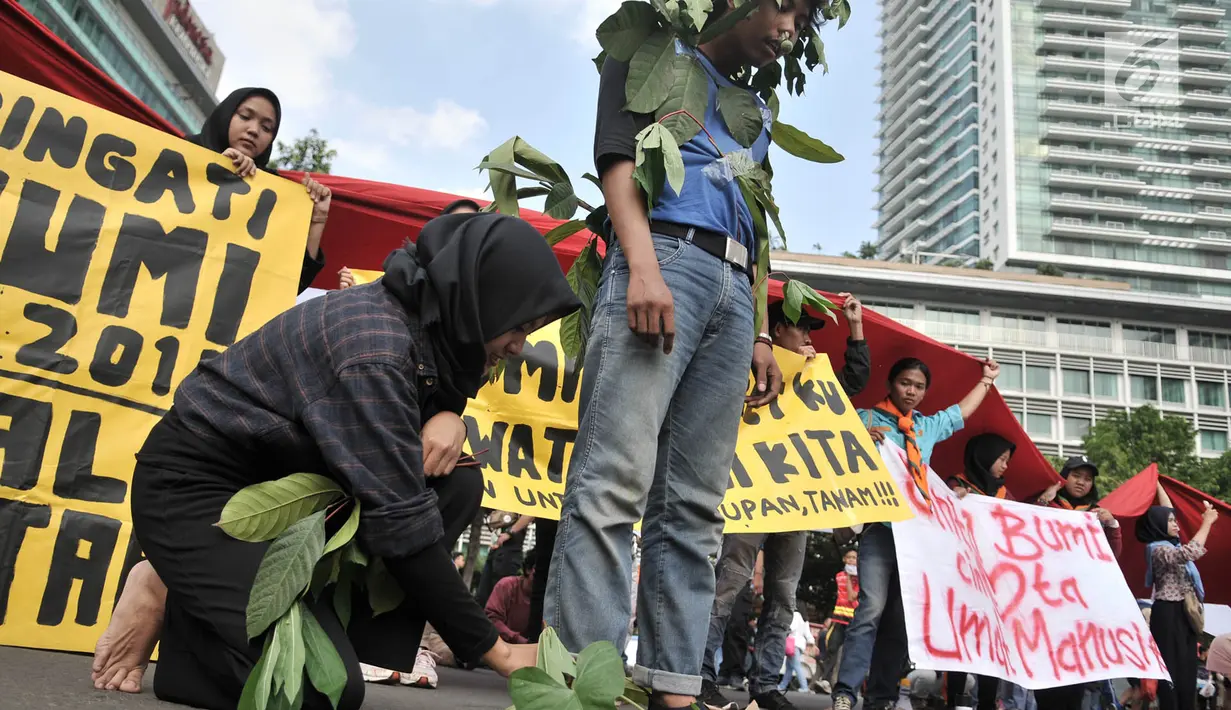 Komunitas Mahasiswa Pecinta Alam (Mapala) se-Jabodetabeka menggelar aksi teatrikan penebangan pohon saat memperingati Hari Bumi di CFD Bundaran HI, Jakarta, Minggu (21/4). Aksi ini sekaligus mengajak masyarakat untuk lebih peduli terhadap lingkungan. (merdeka.com/Iqbal Nugroho)