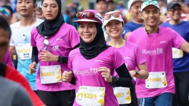 Istri Ganjar Pranowo, Siti Atiqoh Supriyanti saat ikut lari marathon