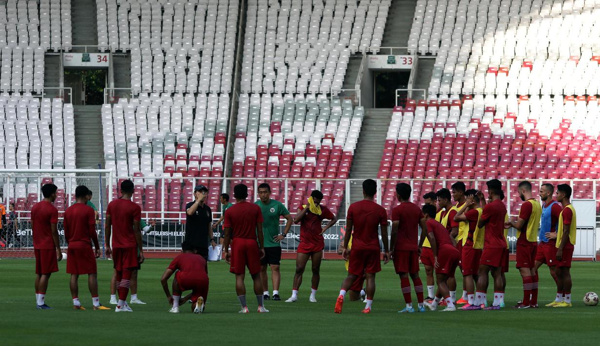Pelatih, Shin Tae-yong (kaus hitam) memberi arahan pada pemain Timnas Indonesia sesaat sebelum menggelar latihan di Stadion Utama Gelora Bung Karno, Jakarta, Selasa (20/12/2022). Piala AFF 2022 diikuti oleh 10 tim peserta termasuk timnas Indonesia. Pada babak penyisihan, ke-10 tim tersebut dibagi menjadi dua grup dengan masing-masing grup berisikan lima tim. (Liputan6.com/Helmi Fithriansyah)