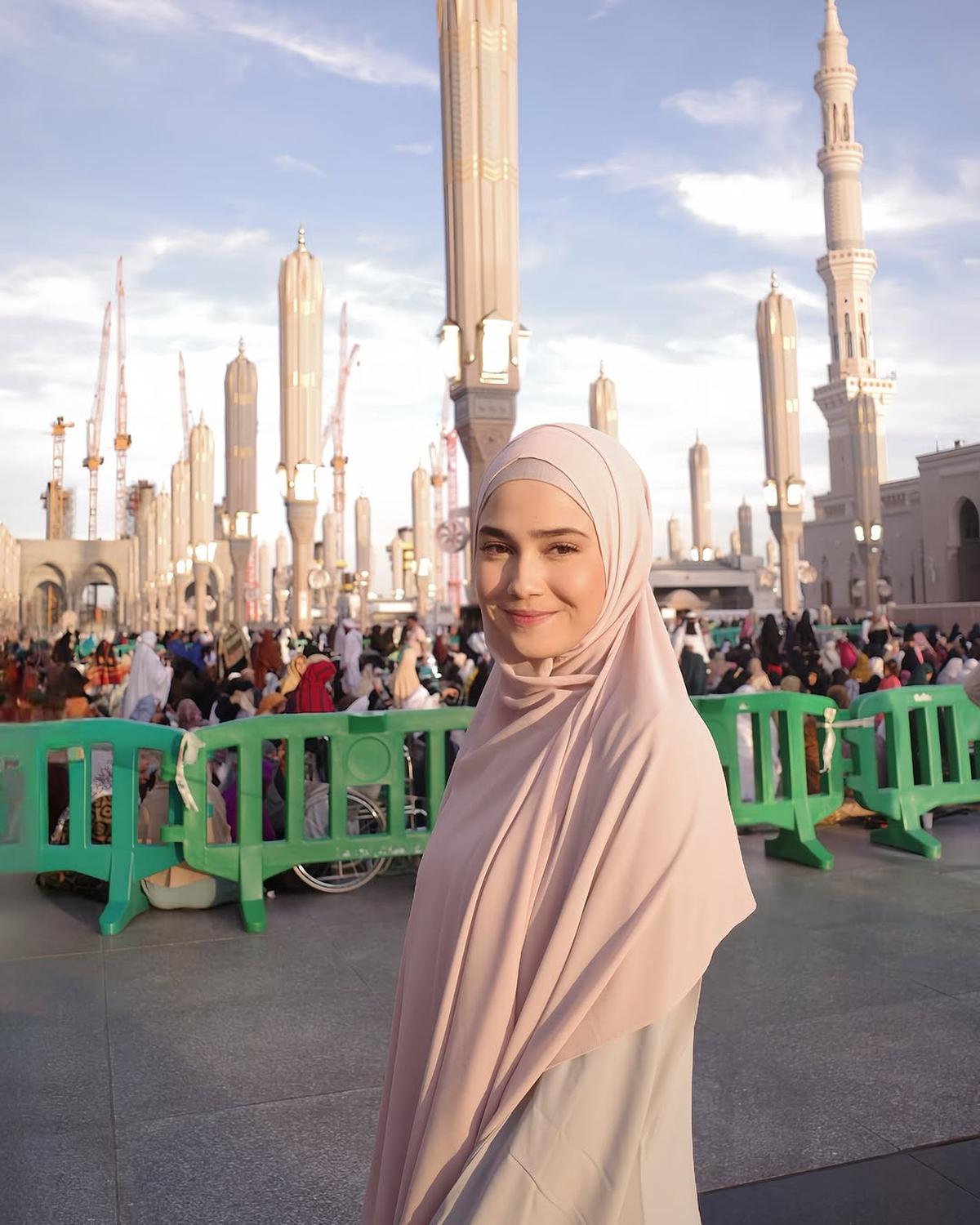 7 Potret Syifa Hadju Umrah Bersama Keluarga, Tampil Cantik Berhijab - Penuh Haru