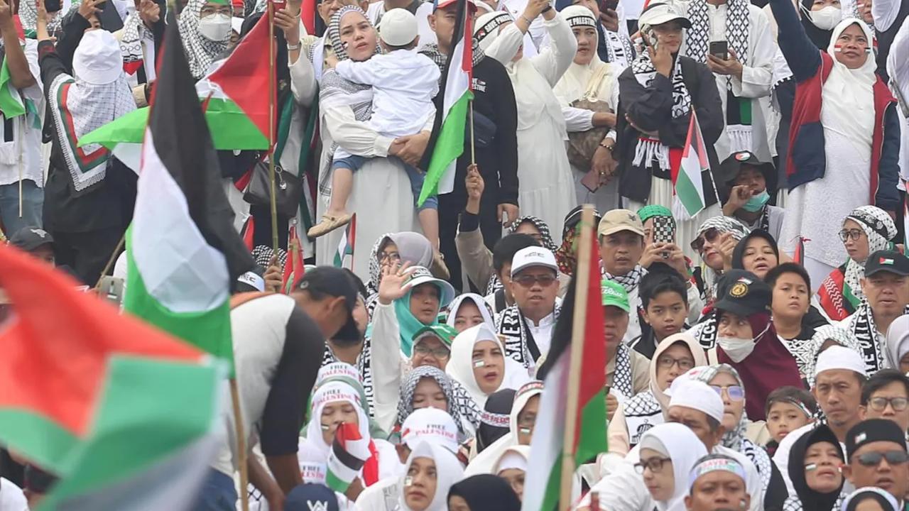 Ribuan warga dari berbagai wilayah berkumpul memadati jalan-jalan saat mengikuti aksi damai 'Depok Untuk Palestina' yang digelar di kawasan GDC, Depok, Jawa Barat, Minggu (26/11/2023).<br>