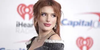 Ada yang berbeda saat Bella Throne menghadiri acara red carpet Jingle Ball di Los Angeles tanggal 1 Desember kemarin. Ya, bibir Bella terlihat seperti Kylie Jenner. (Rex/Shutterstock/HollywoodLife)