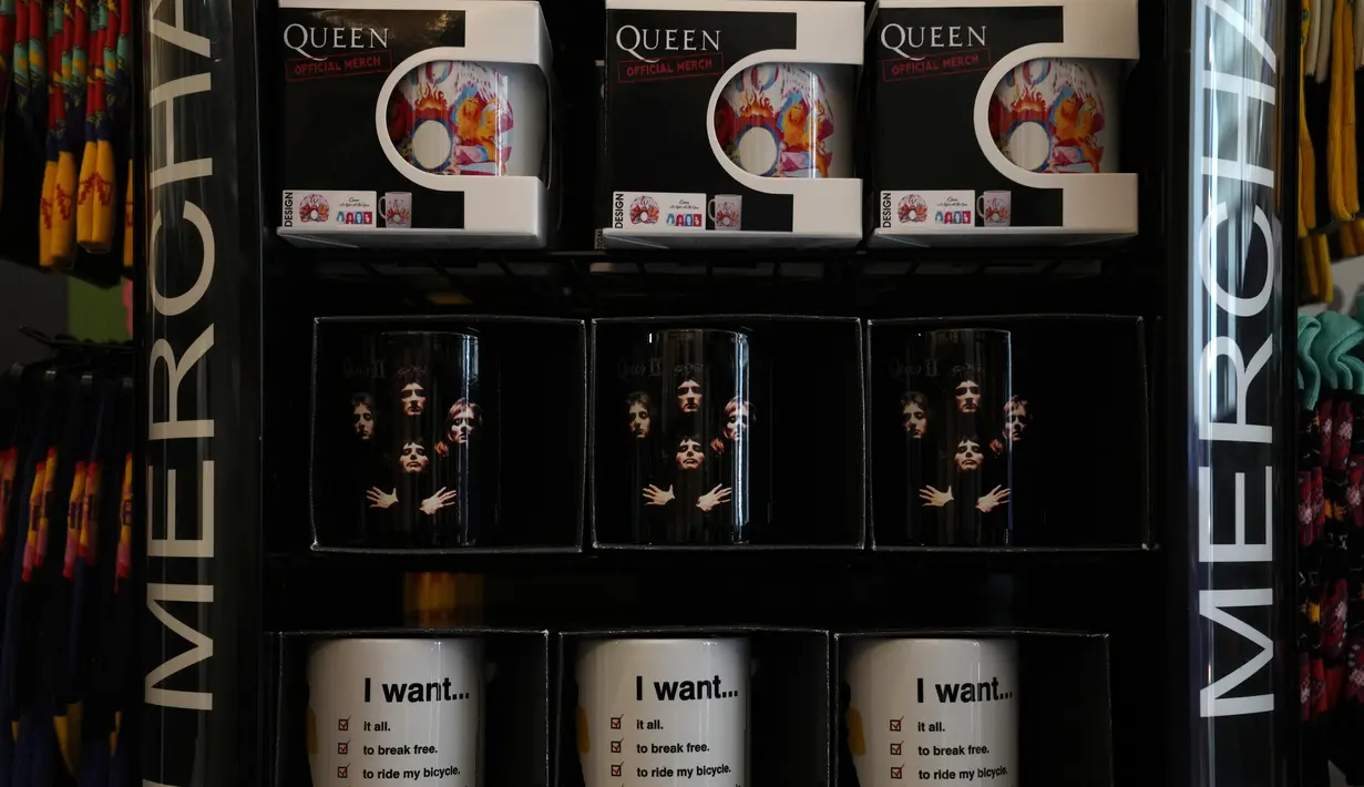 Koleksi mug di toko baru yang didedikasikan untuk menjual merchandise resmi band rock Queen sebelum dibuka di London, Senin (27/9/2021). Band legendaris Queen membuka toko pop-up di Carnaby Street pada minggu ini untuk menandai lima dekade mereka di kancah musik. (AP Photo/Alastair Grant)