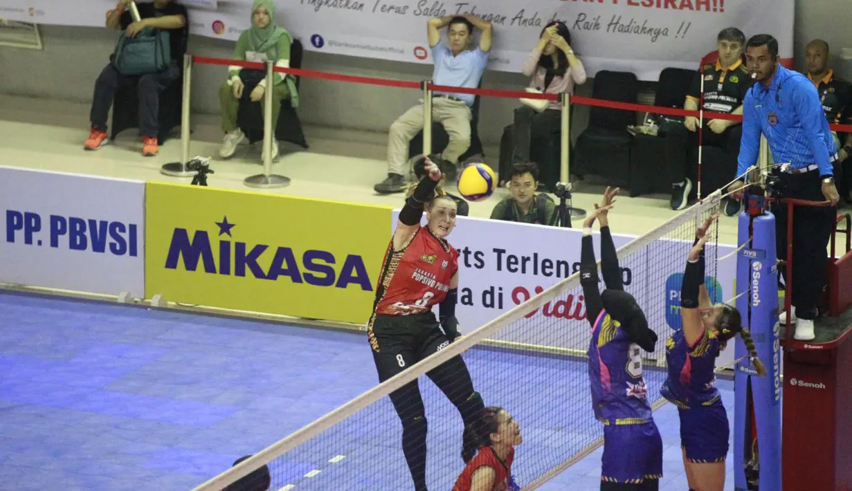 Pemain Jakarta Popsivo Polwan, Irina Voronkova (kiri) melepaskan spike yang berusaha diblok dua pemain Jakarta Livin' Mandiri, Putri Lestari (tengah) dan Naysilla Wiedy Kirana pada laga seri ketiga putaran pertama PLN Mobile Proliga 2024 di GOR PSCC, Palembang, Sumatera Selatan, Sabtu (11/5/2024). Jakarta Popsivo Polwan menang 3-0 (25-19, 25-21, 25-21). (Dok. PBVSI)
