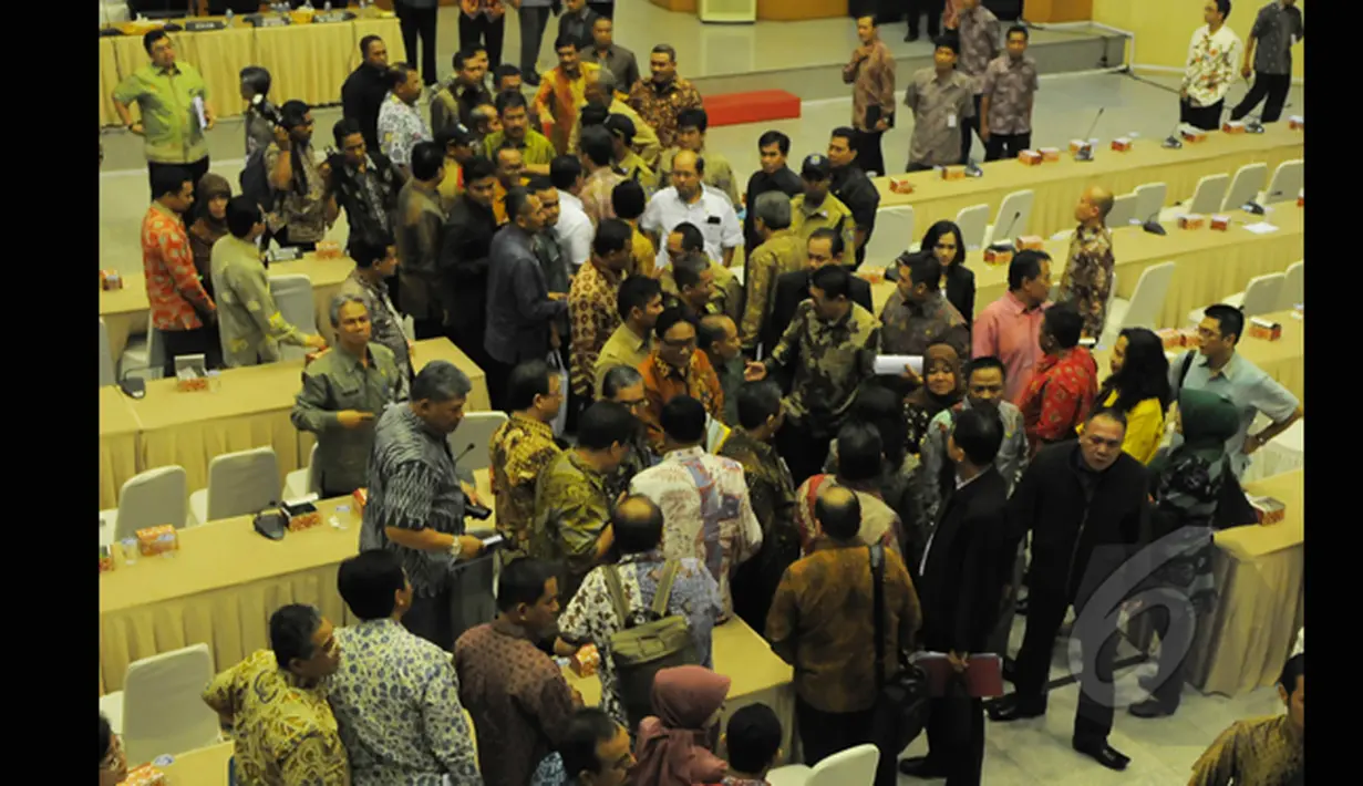 Suasana kisruh saat proses mediasi pembahasan APBD 2015 antara Pemprov DKI dengan DPRD DKI Jakarta di Kantor Kementerian Dalam Negeri, Kamis (5/3/2015). Rapat yang difasilitasi Kemendagri tersebut terpaksa dihentikan. (Liputan6.com/Herman Zakharia)