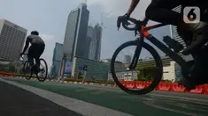Warga bersepeda di kawasan Sudirman-Thamrin, Jakarta, Sabtu (16/10/2021). Polda Metro Jaya telah mengizinkan aktivitas olahraga bersepeda melintasi jalan umum mulai Sabtu (16/10), dengan tetap mengedepankan protokol kesehatan untuk mencegah penyebaran Covid-19. (merdeka.com/Imam Buhori)