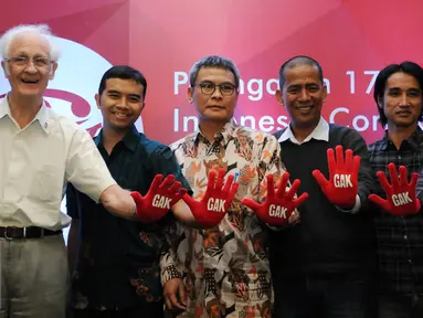 Budayawan, Franz Magnis Suseno, Koordinator ICW Adnan Topan Husodo, Plt Pimpinan KPK Johan Budi, Akademisi SaldiIsradan Musisi Berkah Gamulya berfoto bersama saat peringatan 17 tahun ICW di Jakarta, Selasa (4/8/2015). (Liputan6.com/Helmi Fithriansyah)