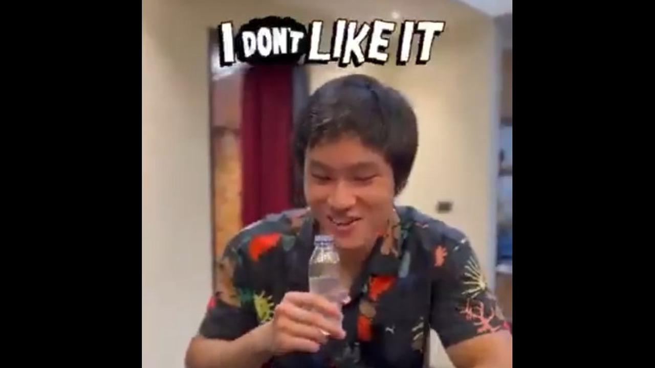 Azka makan tahu gejrot