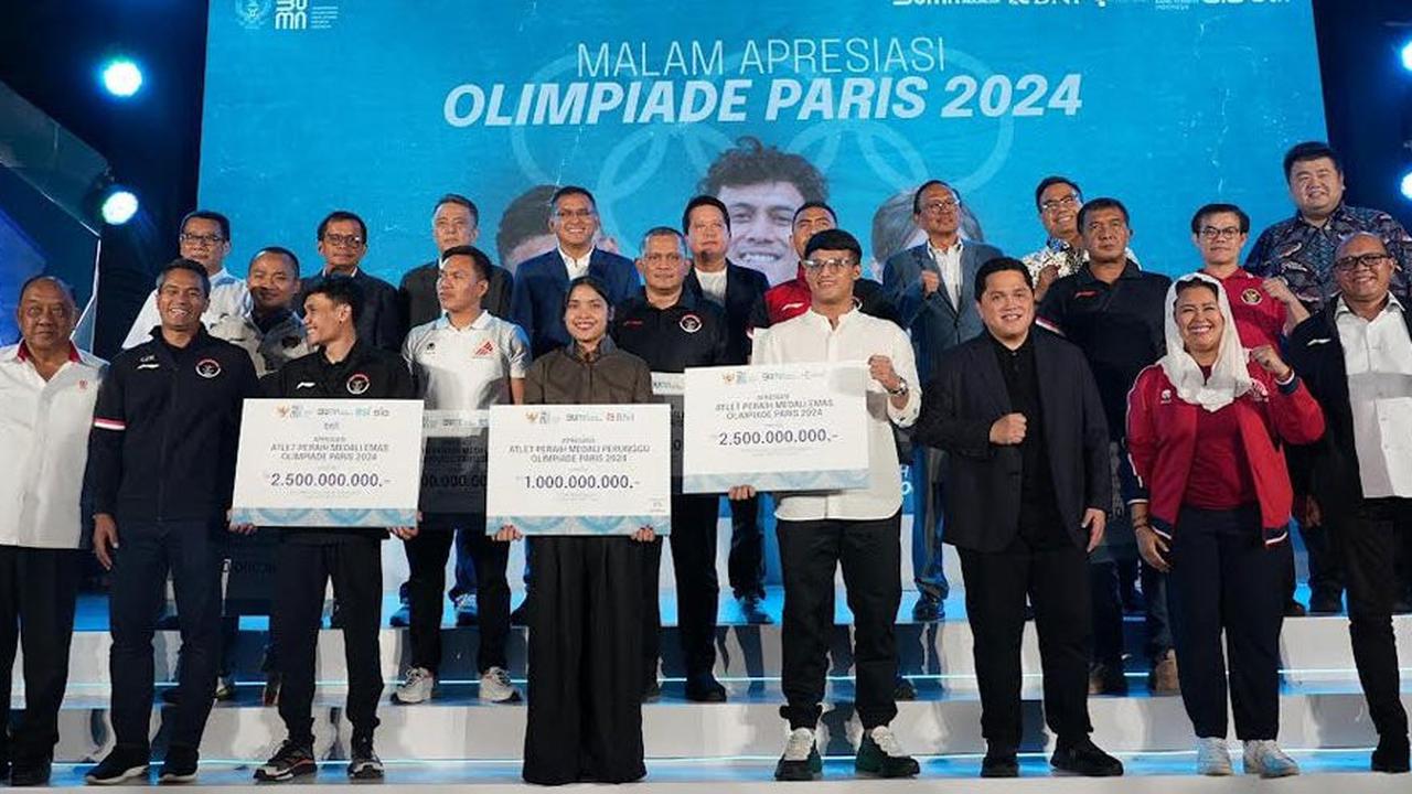 Malam Apresiasi Olimpiade Paris, Erick Thohir memberikan bonus sebesar Rp6 miliar kepada tiga atlet yang berprestasi.