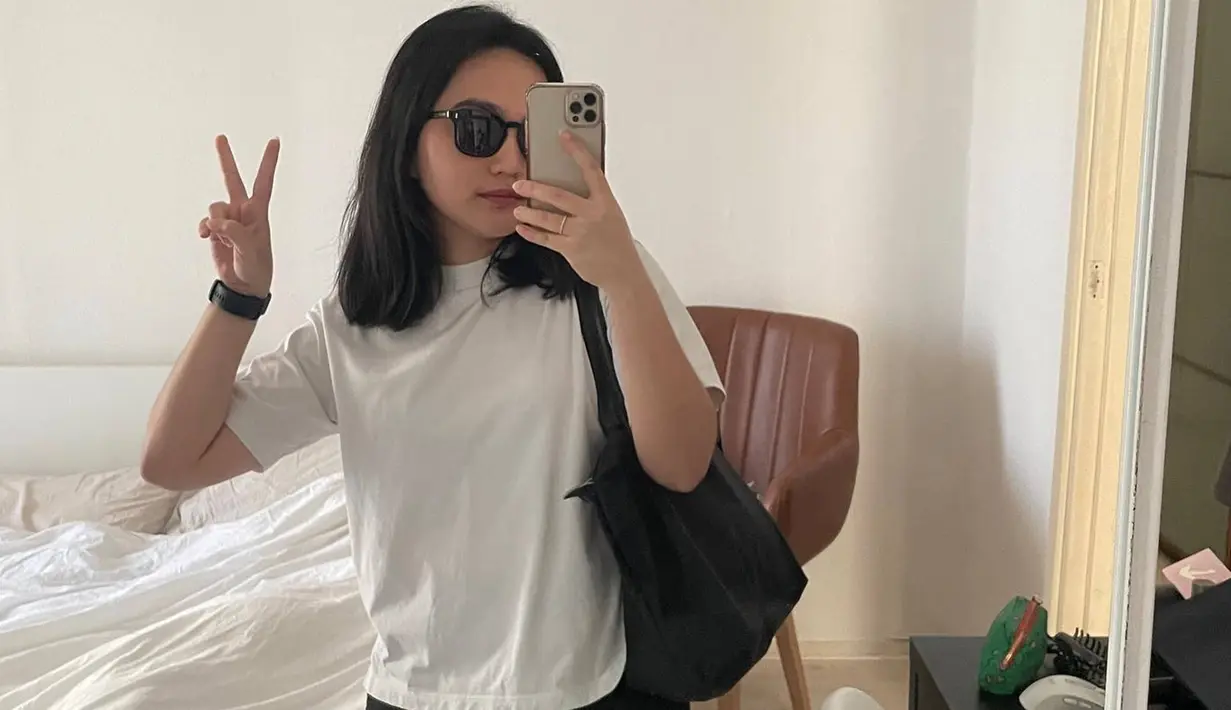 Berbeda saat musim gugur, ketika cuaca sedang cerah, istri dari pria bernama Narawastu ini tampil dengan busana kasual yang simpel. Memakai kaos putih dan celana pendek, gaya Rachel Amanda ini tetap terlihat menawan. Banyak netizen pun memuji penampilan dari bintang film satu ini. (Liputan6.com/IG/@auroramanda95)