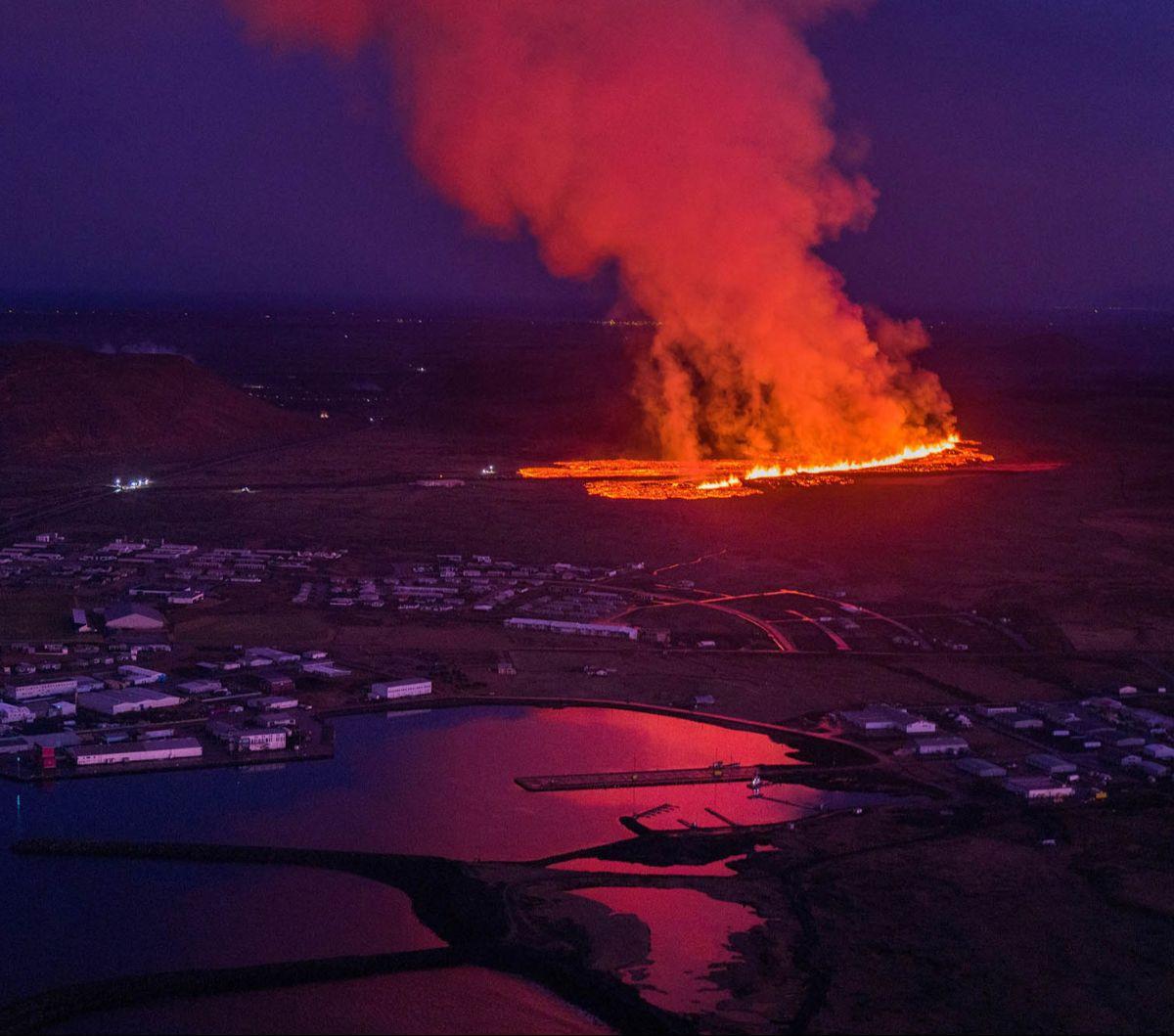 Letusan dahsyat terjadi pada gunung berapi di dekat Kota Grindavik, semenanjung&nbsp;Reykjanes, Islandia, pada 14 Januari 2024. Letusan tersebut membuat gunung api memuntahkan lava pijar yang mengalir ke kota. Aliran lava berwarna oranye tersebut lantas m