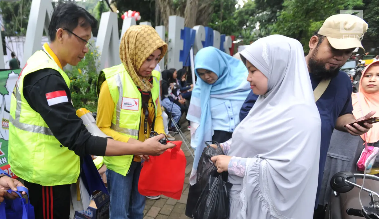 Aktivis lingkungan membagikan kantong belanja nonplastik saat sosialisasi pengurangan penggunaan kantong plastik di Sempur, Bogor, Minggu (25/11). Wali Kota Bogor Bima Arya mengeluarkan Peraturan Wali Kota Nomor 61 Tahun 2018. (Merdeka.com/Arie Basuki)