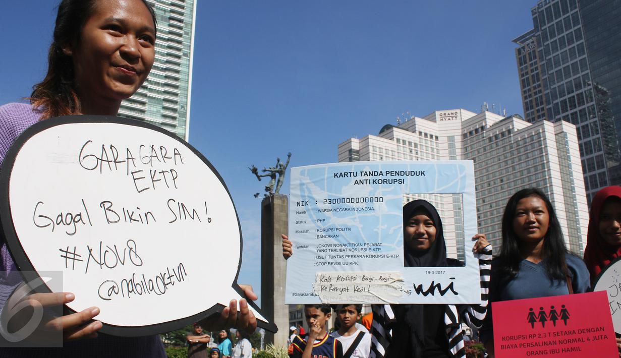 Pengunjuk rasa menuntut pemerintah dan penegak hukum mengusut tuntas korupsi E-KTP serta meminta masyarakat agar mengawal sidang kasus korupsi tersebut, Jakarta, Minggu (19/3). (Liputan6.com/Angga Yuniar) 
