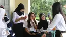 Titania Aurelie Hermansyah (Aurel) berselfie bersama peserta usai ujian Paket C, Jakarta, Selasa (5/4). Aurel  ikut ujian paket C karena tidak menempuh pendidikan formal, melainkan homeschooling. (Liputan6.com/Herman Zakharia) 
