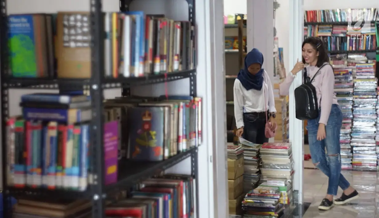 Pengunjung memilih buku yang dijual di Pasar Buku Jakbook Kenari, Jakarta, Rabu (28/8/2019). Pasar yang sebelumnya sepi itu kini mulai diramaikan oleh pengunjung untuk membeli buku dengan harga miring atau hanya sekadar melihat-lihat. (Liputan6.com/Immanuel Antonius)