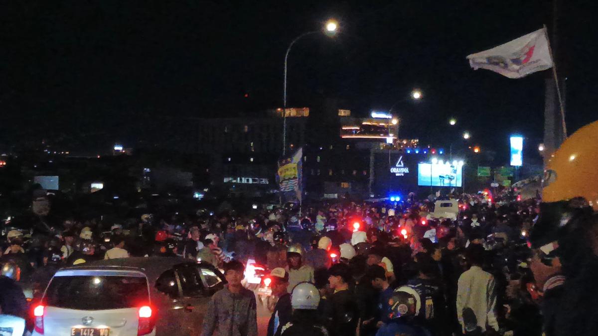 Euforia Bobotoh Tumpah di Fly Over Pasupati Rayakan Persib Jadi Juara Paruh Musim Usai Taklukan Persija