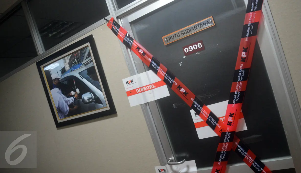 Ruang kerja anggota DPR dari Fraksi Partai Demokrat, I Putu Sudiartana, di lantai 9 Gedung Nusantara I, Kompleks Parlemen Senayan, Jakarta, disegel KPK, Rabu (29/6). Penyegelan terkait dengan Operasi Tangkap Tangan KPK semalam. (Liputan6.com/Johan Tallo)