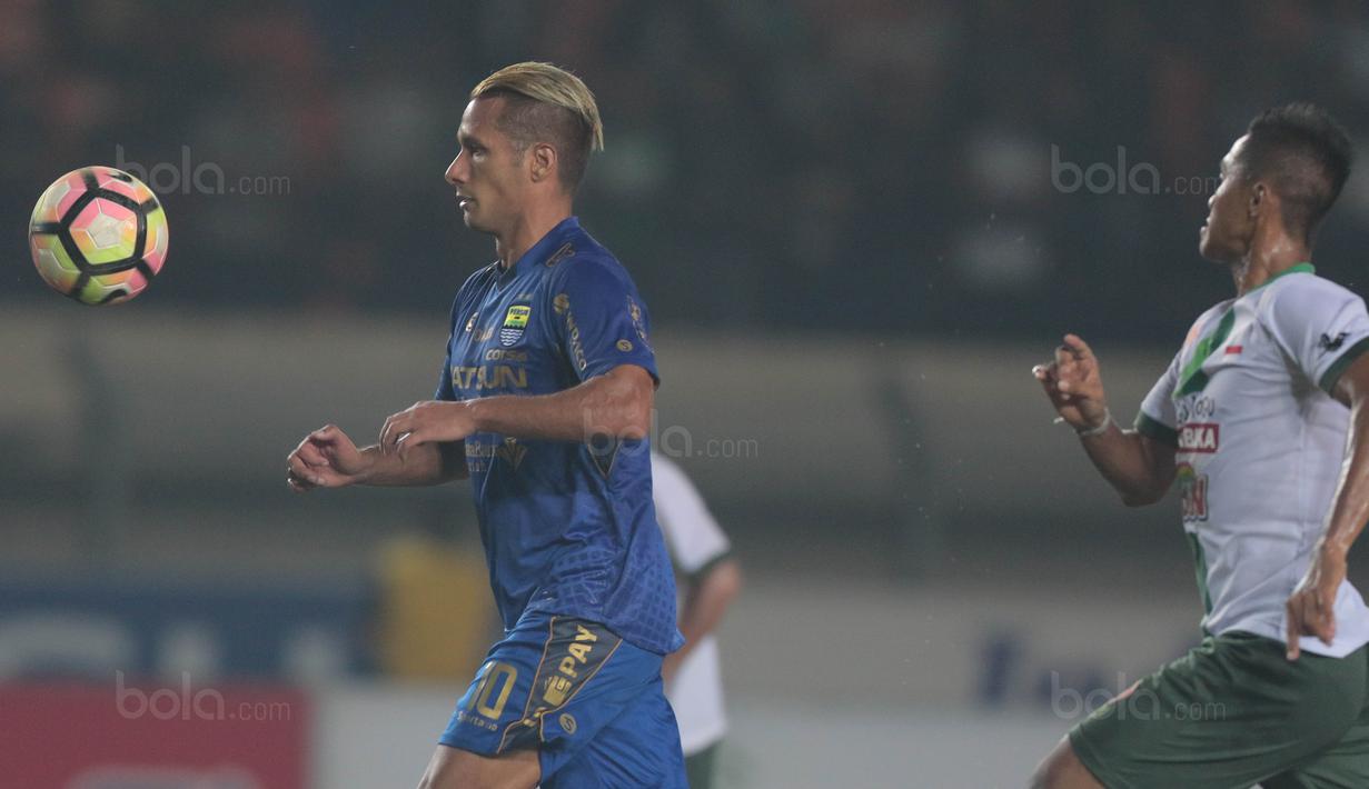 Raphael Maitimo mengontrol bola saat di kawal pemain PS TNI, Ganjar Mukti pada lanjutan Liga 1 2017 di Stadion Si Jalak Harupat, Sabtu (05/8/2017). Persib menang 3-1. (Bola.com/Nicklas Hanoatubun)