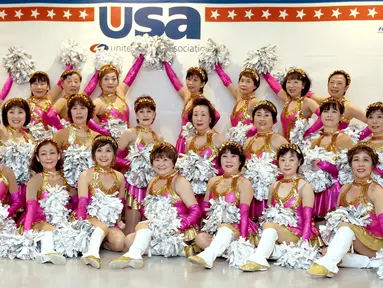 Cheerleader yang menamakan dirinya "Jepang Pom Pom" berpose bersama saat Kejuaraan Nasional Cheerleader 2016 di Chiba, Jepang (26/3). Anggota tim Jepang Pom Pom adalah wanita yang telah lanjut usia.  (AFP PHOTO / Toru Yamanaka)