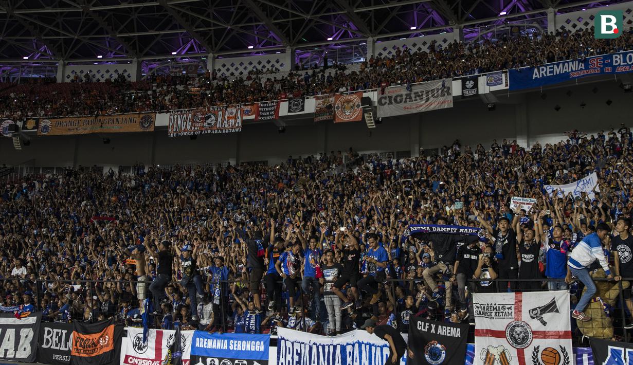 Suporter Arema FC, Aremania, memberikan dukungan saat menonton laga Liga 1 melawan Persija Jakarta di SUGBK, Jakarta, Sabtu (31/3/2018). Persija menangn 3-1 atas Arema FC. (Bola.com/Vitalis Yogi Trisna)