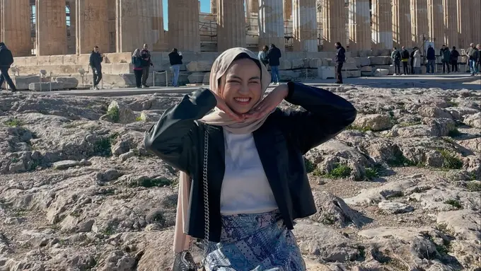 Gaya Jilbab Mleyot ala Xaviera Putri