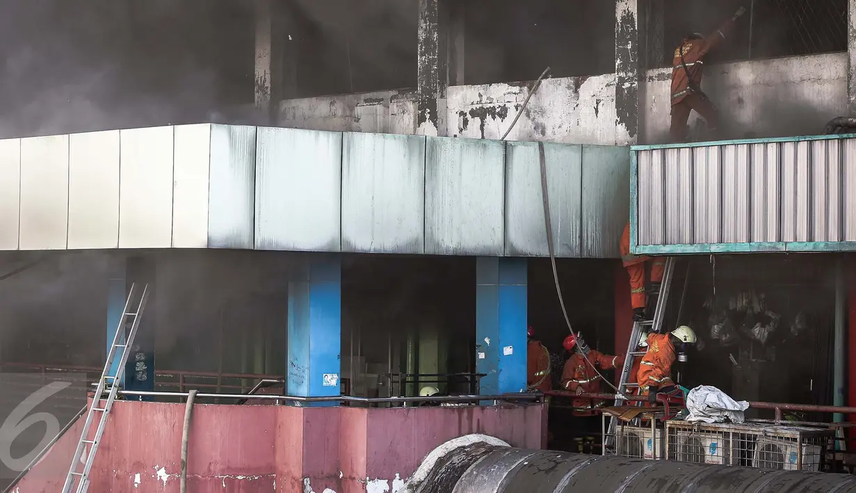 Petugas pemadam berusaha menjinakkan api yang melahap pusat perbelanjaan Pasar Senen, Jakarta Pusat, Kamis (19/1). Kebakaran yang terjadi di Blok III Pasar Senen itu berasal dari api yang timbul dari lantai satu dini hari tadi (Liputan6.com/Faizal Fanani)