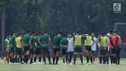 Pelatih Timnas Indonesia U-19, Indra Sjafri (tengah) memberi arahan pada timnya saat latihan di Lapangan A Kompleks GBK Jakarta, Selasa (23/10). Latihan ini persiapan melawan UEA di penyisihan Grup A Piala AFC U-19 2018. (Liputan6.com/Helmi Fithriansyah)