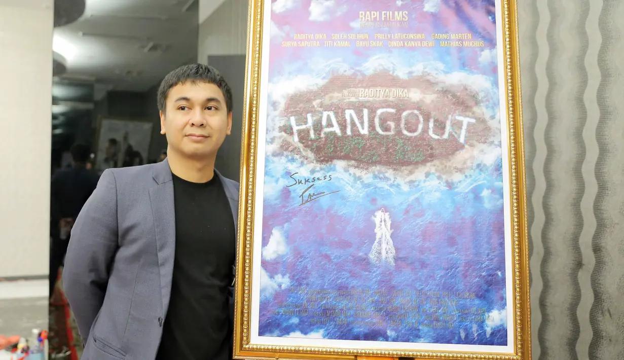 "Suka cerita misteri detektif, thriller, slasher. Genre seperti ini memang belum pernah gue jamah. Dari bikin karya apapun belum pernah nyerempet ke yang lebih gelap seperti ini," ujar lelaki 31 tahun itu. (Andy Masela/Bintang.com)